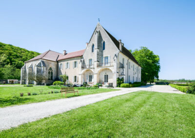 Abbaye de Reigny, accessible aux chambres et aux gîtes hébergement pour les mariages, séminaires, réunions