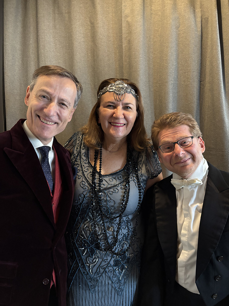 Véronique Fourcaud, soprano nous entraîne dans son univers, espiègle et charmeur<br />
Pierre-André Hélène, historien et conteur distille avec esprit des anecdotes savoureuses<br />
Fabrice Coccitto, pianiste accompagne chaque réplique avec brio