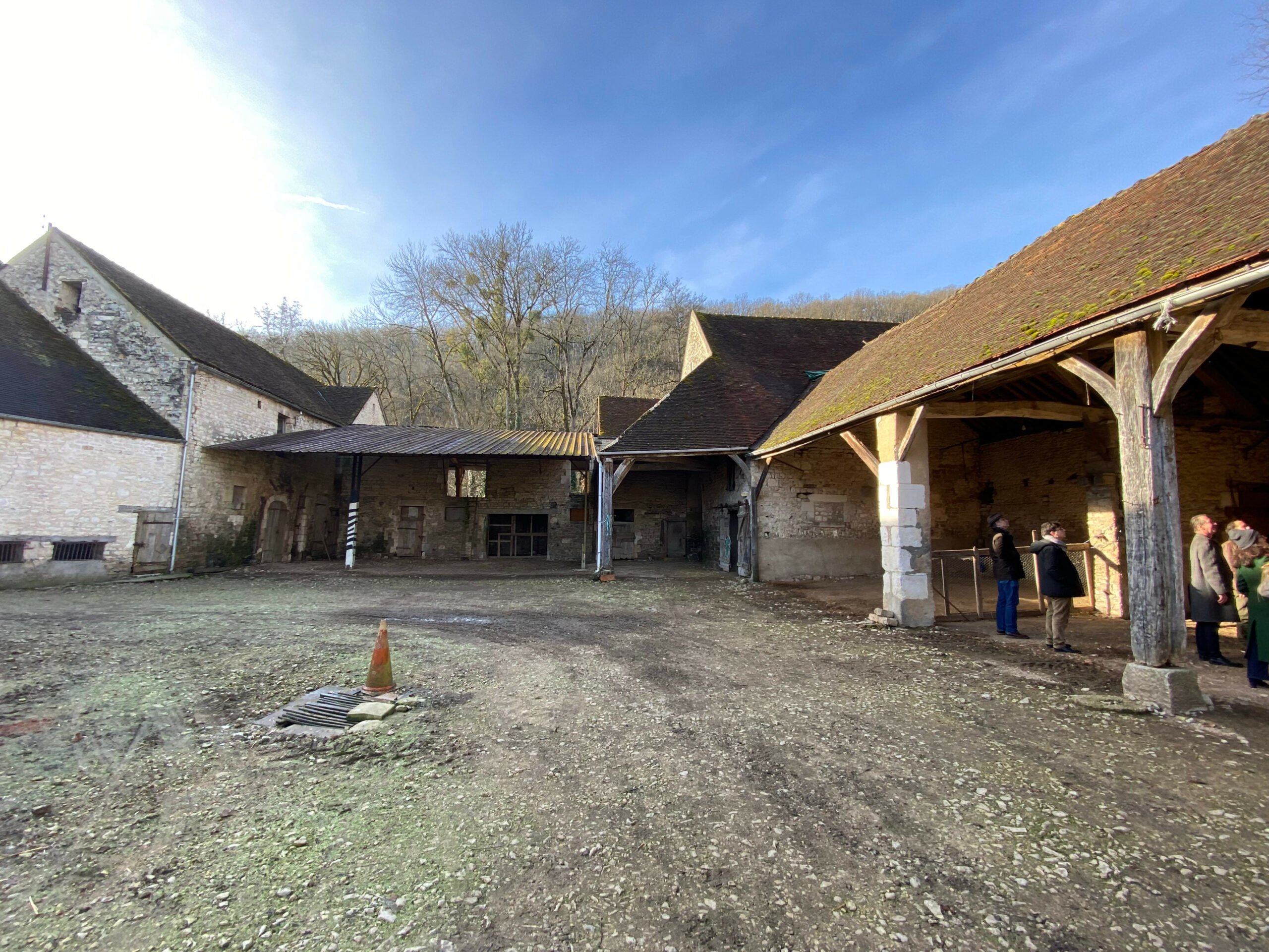 Week-end chantiers participatifs portant sur la réhabilitation des bâtiments de la ferme de l'Abbaye de Reigny dans l'Yonne